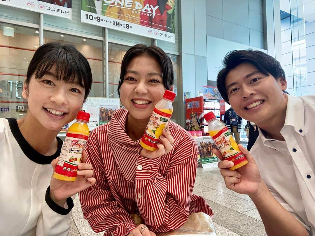 フジテレビアナウンサーのインスタグラム：「生野です🌼 週末のニュースメンバーで、 FNSチャリティキャンペーン産直市へ🥬🍑🍠🥝✨  福島など、東北のお野菜や特産品と出会えました☺︎  売上の一部はパキスタンの子どもたちの 支援に充てられます。🇵🇰  3人で持っているのは、マンゴージュース、 奥寺さんのはクミンクッキー🤗」