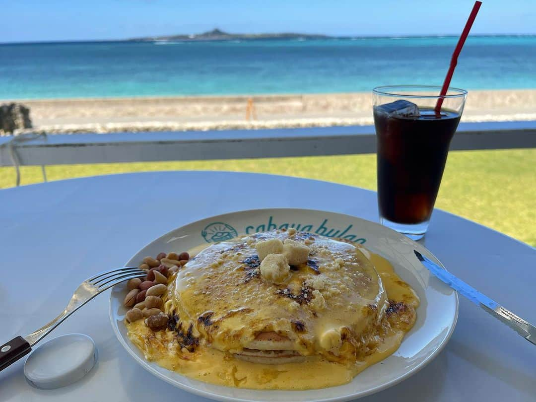 高松いくのインスタグラム：「🥞#備瀬グルメ   備瀬の毎日毎日毎日美しい海を眺めながらの  パンケーキ🥞🤤❤️  備瀬のフクギ並木 正面無料駐車場の突き当たりを海へ向かって歩けばすぐ 🔜　@cafe_cahaya_bulan   琉装体験出来るみたいですよ❗️ 沖縄衣装を着て、備瀬で写真を撮れるという 思い出作り、いかがでしょう🥺✨  10:00-18:00 ※Google map情報は休日ありませんが 備瀬にお店に行く際は 開いてるかご確認を。 臨時休業の可能性も。  何パンケーキだと思います？？？  ヒントは  #沖縄   #沖縄土産   #沖縄土産といえば   #沖縄みやげ   #クッキー   みたいな  #棒   #菓子   もうおわかりですね  笑  《塩ちんすこうブリュレパンケーキ》‼️  悩む事なく、一瞬で決まりました。  お休みの日、 朝ごはんがてら🥣 ぼけーーーっと 海を見ながら過ごしたこの時間は 最高の癒しとパワーチャージになりました。  通常の　#ちんすこう も  #ブルーシールアイス も　#塩ちんすこう が好き😋  #本部町 #美ら海水族館 行って帰るだけじゃもったいない  #備瀬のフクギ並木  #備瀬グルメ #沖縄グルメ   #食べスタグラム  #foodstagram  #食べ物グラム  #食旅 #旅 #旅行 #パンケーキカフェ  #カフェ #沖縄カフェ  #okinawacafe」