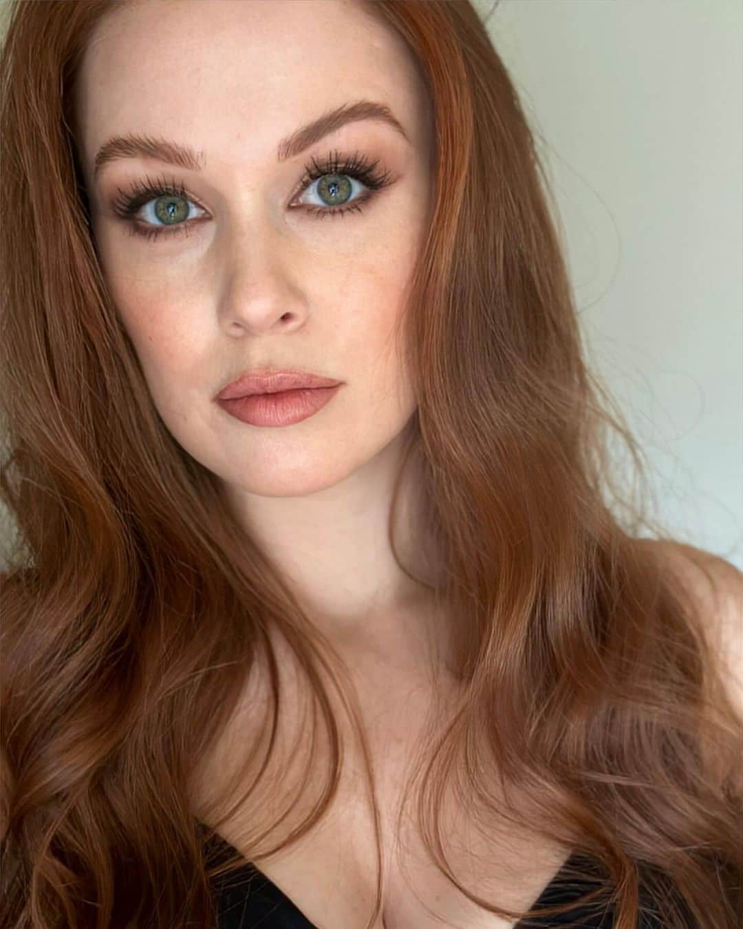 リアンナ・デッカーのインスタグラム：「To smile or not to smile 🙃」