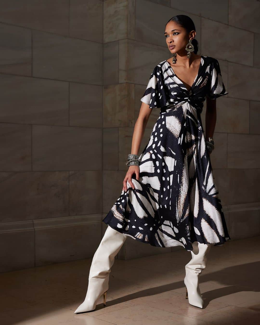 プラバルグルンのインスタグラム：「With a Twist⁠ ⁠ Flutter Sleeve Twist Dress in Black & Ivory Abstract Butterfly Print from the Fall Winter 2023 collection⁠ ⁠ Photo by @egandrew」