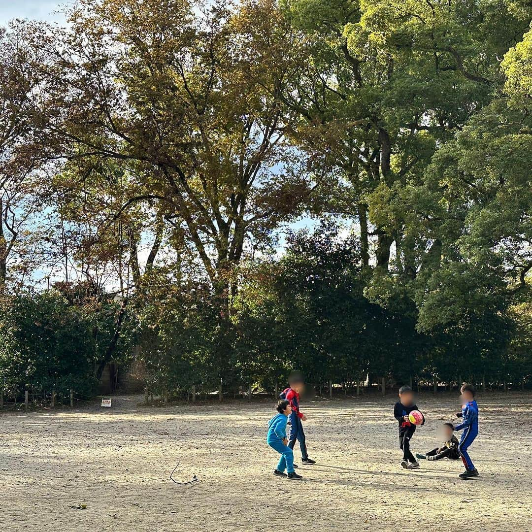 澤野井香里さんのインスタグラム写真 - (澤野井香里Instagram)「楽しかった公園ハロウィン会🎃♡ 仮装した仲良しの幼稚園メンバー集まって、木登り🌳や虫取りに川遊び、キックボード🛴やお兄ちゃんたちはドッジボールに夢中で1日中遊んで、大人もゆっくりおしゃべりできて楽しかった🎵  秋は過ごしやすくて公園遊びが楽しいね🍂  可愛い子供達に癒された🥰  #ks_23✨ #ハロウィン #ハロウィンコスプレ #ハロウィンコスプレ子供 #ハロウィン製作 こどもとおでかけ #男の子ママ #女の子ママ #ママライフ #ママリ #コドモノ  #7歳 #4歳 #👦🏻👧🏻 #S⭐️_ #M🍒_  #s⭐️m🍒 #🧑‍🚒」11月5日 7時00分 - kaori_sawanoi