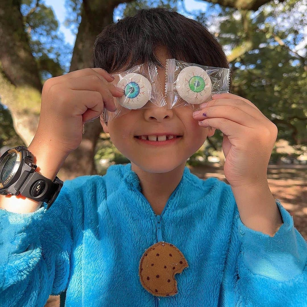 澤野井香里さんのインスタグラム写真 - (澤野井香里Instagram)「楽しかった公園ハロウィン会🎃♡ 仮装した仲良しの幼稚園メンバー集まって、木登り🌳や虫取りに川遊び、キックボード🛴やお兄ちゃんたちはドッジボールに夢中で1日中遊んで、大人もゆっくりおしゃべりできて楽しかった🎵  秋は過ごしやすくて公園遊びが楽しいね🍂  可愛い子供達に癒された🥰  #ks_23✨ #ハロウィン #ハロウィンコスプレ #ハロウィンコスプレ子供 #ハロウィン製作 こどもとおでかけ #男の子ママ #女の子ママ #ママライフ #ママリ #コドモノ  #7歳 #4歳 #👦🏻👧🏻 #S⭐️_ #M🍒_  #s⭐️m🍒 #🧑‍🚒」11月5日 7時00分 - kaori_sawanoi