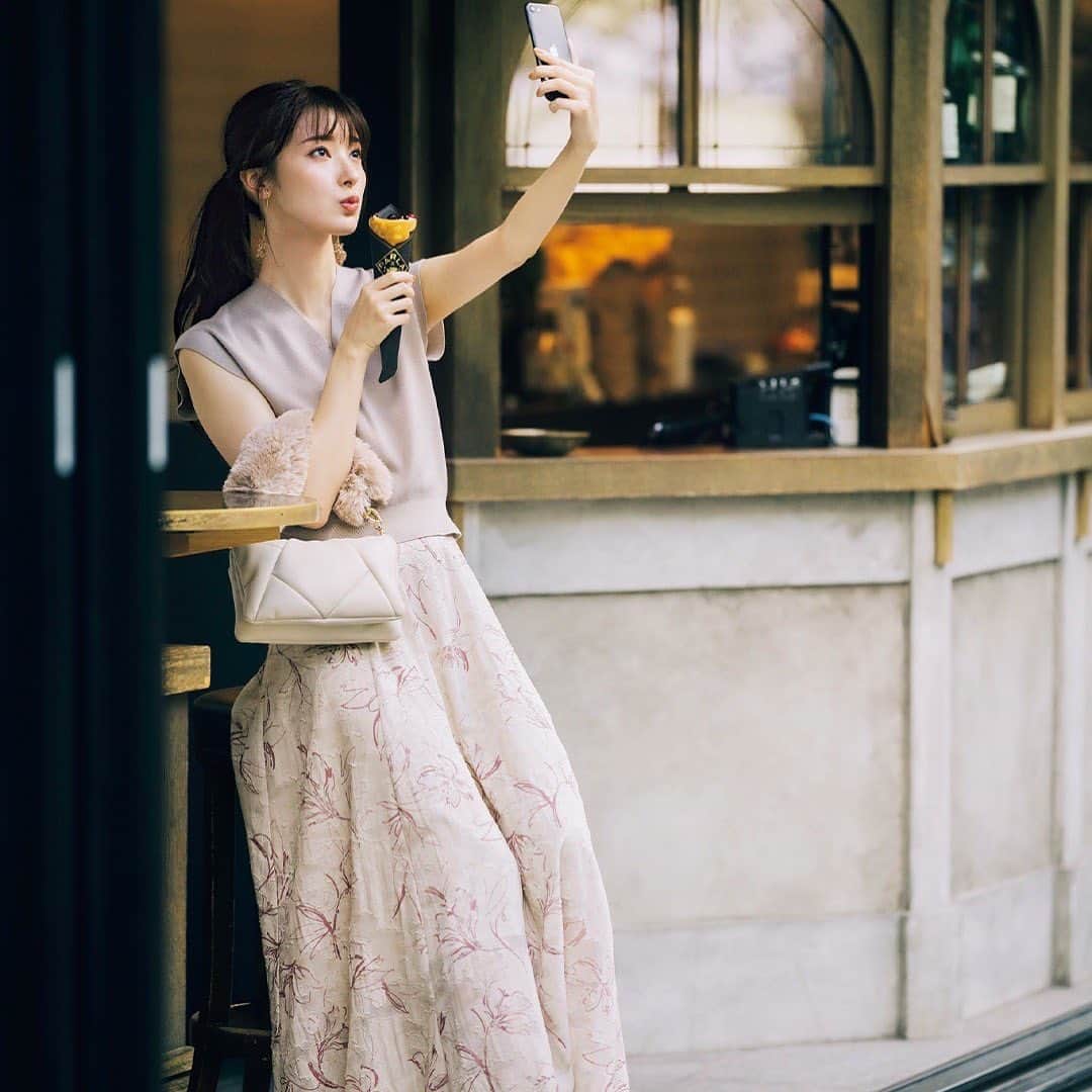 のインスタグラム：「11月5日《毎日レディコーデ》 このコーデにときめいたら💐をください✨  アウターと重ねてまだまだ活躍するらくちんドッキングワンピは、休日の気取らないおでかけにぴったり♡  アイテムの詳細はこちら💡  ワンピース¥24,970 #SNIDEL　 バッグ¥14,850 #ダイアナ イヤリング¥3,960 #マチルダローズ  ショートブーツ¥27,500 #ダイアナ  ☑️みんなのレディコーデ みなさんの今日のコーデを #みんなのレディコーデ をつけて投稿してください💫 素敵なコーデは、美人百花webサイト「美人百花.com」に掲載させていただきます。  #美人百花 #毎日レディコーデ #アラサーコーデ #フェミニンコーデ #美人百花コーデ #フェミニン好きと繋がりたい  #宮本茉由 #休日コーデ #ドッキングワンピース」