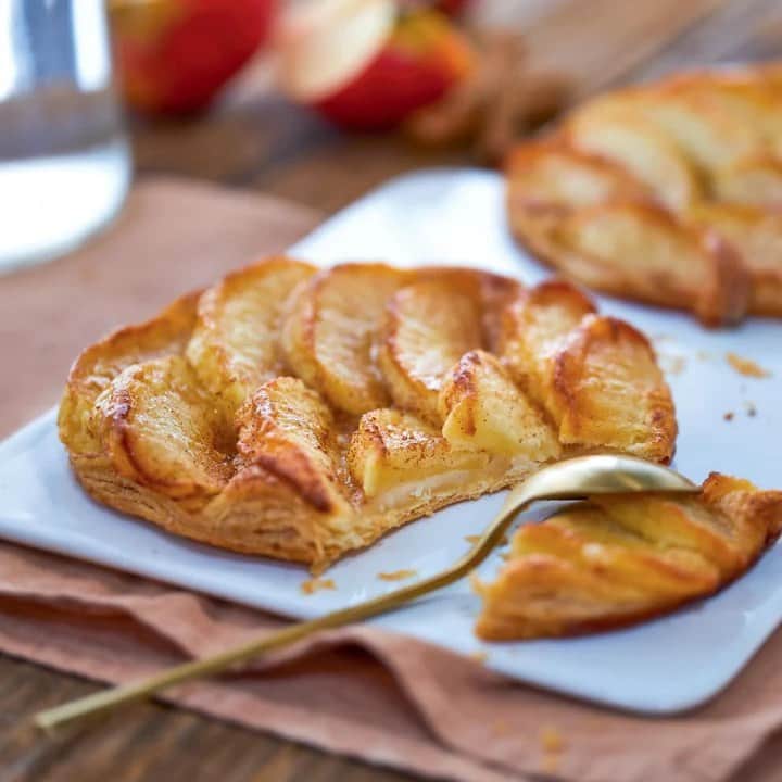 Picard Japon（ピカール）さんのインスタグラム写真 - (Picard Japon（ピカール）Instagram)「🍎11月5日は「いいりんごの日」🍎  りんごがおいしい季節ですね✨ ピカールにはりんごのデザートを多数そろえています！  ■リンゴの薄焼きタルト 発酵バターを使用した香り豊かなパイ生地の上に、薄切りのリンゴをのせ、シナモンで風味付けして焼き上げたリンゴのタルトです。 リンゴ、小麦粉、バターなど原料はフランス産にこだわっています。  ■ノルマンディ風タルト 酪農とリンゴの産地でもあるフランスのノルマンディ地方では、クリームやリンゴをたっぷり使ったデザートが人気！ 添加物を使わず、パイ生地の上に、フランスの果樹園で採れたリンゴをたっぷり並べ、なめらかなクリームを重ねたケーキです。  ■タルトタタン 小さなリンゴのタルト 小麦本来の風味が活きた香ばしいサブレ生地にカラメリゼされたりんごをのせたタルトです。 ホイップクリームやバニラアイスを添えて🍨  ■タルト・タタン 添加物を使わず、原料もフランス産にこだわったタルト・タタンです。 サブレ生地にカラメリゼされたりんごをたっぷりのせました。 温かいデザートとして、アイスクリームやカスタードクリームを添えて♪  ピカールのりんごのデザートで、いいりんごの日をぜひお過ごしください😋🍎  * * * --------------- #ピカールフード をつけたステキな食卓をストーリーズでご紹介します。 みなさんの素敵なお写真をお待ちしています！ ---------------  #ピカール #picard #picardfood #フランス #フランス好き #フランス好きな人と繋がりたい #冷凍食品 #いいりんご日 #いいリンゴの日 #タルトタタン #ノルマンディ #ノルマンディー #りんごのタルト #リンゴのタルト #本格スイーツ #甘党　#スイーツ好きと繋がりたい #スイーツ部 #冷凍スイーツ #スイーツ女子 #スイーツ男子 #デザート研究所 #おすすめスイーツ #フランススイーツ」11月5日 7時00分 - picardjapon