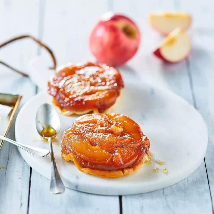 Picard Japon（ピカール）さんのインスタグラム写真 - (Picard Japon（ピカール）Instagram)「🍎11月5日は「いいりんごの日」🍎  りんごがおいしい季節ですね✨ ピカールにはりんごのデザートを多数そろえています！  ■リンゴの薄焼きタルト 発酵バターを使用した香り豊かなパイ生地の上に、薄切りのリンゴをのせ、シナモンで風味付けして焼き上げたリンゴのタルトです。 リンゴ、小麦粉、バターなど原料はフランス産にこだわっています。  ■ノルマンディ風タルト 酪農とリンゴの産地でもあるフランスのノルマンディ地方では、クリームやリンゴをたっぷり使ったデザートが人気！ 添加物を使わず、パイ生地の上に、フランスの果樹園で採れたリンゴをたっぷり並べ、なめらかなクリームを重ねたケーキです。  ■タルトタタン 小さなリンゴのタルト 小麦本来の風味が活きた香ばしいサブレ生地にカラメリゼされたりんごをのせたタルトです。 ホイップクリームやバニラアイスを添えて🍨  ■タルト・タタン 添加物を使わず、原料もフランス産にこだわったタルト・タタンです。 サブレ生地にカラメリゼされたりんごをたっぷりのせました。 温かいデザートとして、アイスクリームやカスタードクリームを添えて♪  ピカールのりんごのデザートで、いいりんごの日をぜひお過ごしください😋🍎  * * * --------------- #ピカールフード をつけたステキな食卓をストーリーズでご紹介します。 みなさんの素敵なお写真をお待ちしています！ ---------------  #ピカール #picard #picardfood #フランス #フランス好き #フランス好きな人と繋がりたい #冷凍食品 #いいりんご日 #いいリンゴの日 #タルトタタン #ノルマンディ #ノルマンディー #りんごのタルト #リンゴのタルト #本格スイーツ #甘党　#スイーツ好きと繋がりたい #スイーツ部 #冷凍スイーツ #スイーツ女子 #スイーツ男子 #デザート研究所 #おすすめスイーツ #フランススイーツ」11月5日 7時00分 - picardjapon