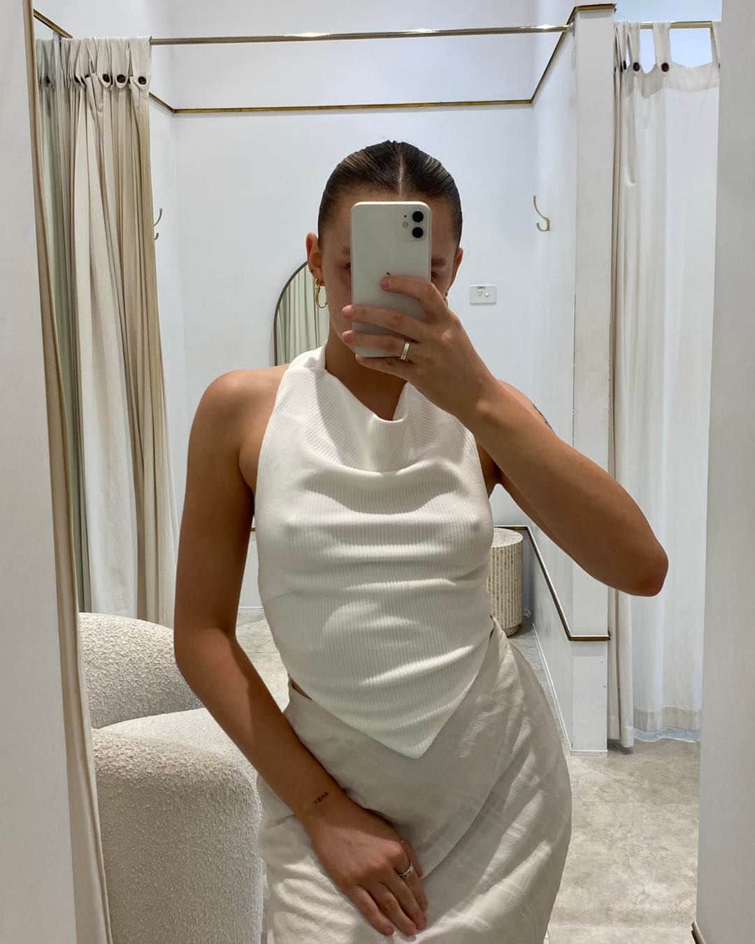 SABO SKIRTのインスタグラム：「A super flattering basic with dramatic details 🤍  Don’t miss out on the Edith Top #sabo」