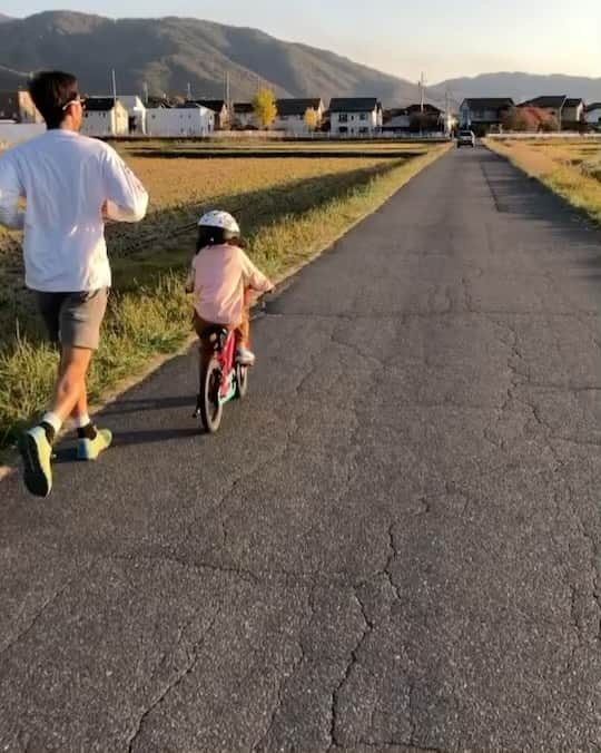 山本幸平のインスタグラム：「約2カ月振りに身体を動かし始めました〜😅　肋骨負傷からの身体の歪みなども感じつつ、ナマッタ身体をまずは家族と共にランニングから始動！ 3週間後に迫ったマウンテンバイクエリミネーター全日本選手権へ向けて整えて行きます‼️  親目線的発言としては。 日本の道路事情は、本当に自転車乗る為には考えられていないなっって子供と一緒に走って見て良く感じました。自転車専用道路がある事がベストではありますが、今ある道路に対しても歩道がある場所は、半分自転車専用道路になるのでは？と思ってしまう程広く作ってある場所が多く感じる。人口密度にもよると思うけど、歩道は広いのに、なぜ自転車道はない？！のか！！子供も、車が通貨していく度に恐怖を感じながら道路脇を進まなければ行けないのは、楽しんでサイクリングしている子供の気持ちを台無しにしてしまい、自転車＝車などの障害に対しての恐怖心を焼き付けてしまう可能性大であると感じてしまいました。 安全に乗れる体制作りは大切なんだと改めて感じる家族時間でもありました〜。」