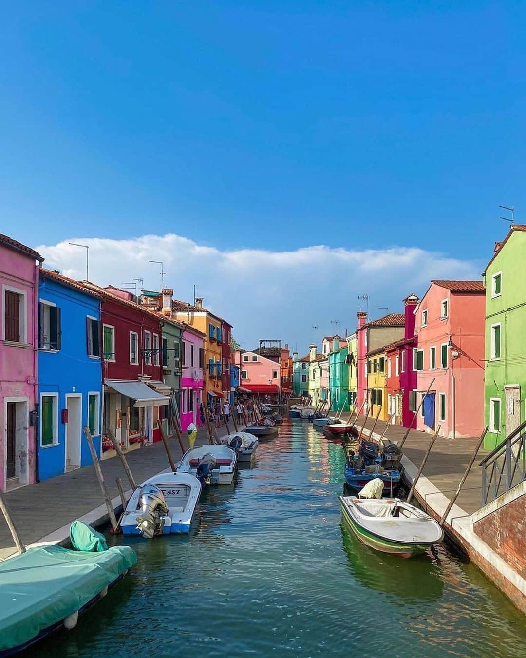 PicLab™ Sayingsのインスタグラム：「Welcome to the colorful village of Burano. 🌈 This little fishing island is located in the Northern Venetian Lagoon and is known for its bright colored buildings. Be sure to visit this destination on your next trip to Venice!  Photo 1, 3 by @sam_wonderlands  Photo 2 by @franksyphotos」