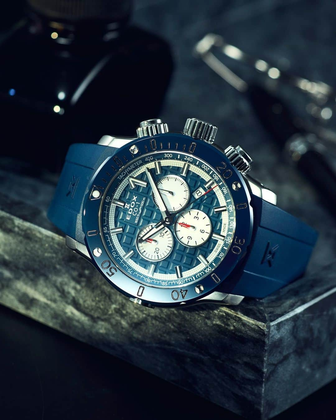 エドックスのインスタグラム：「#クロノオフショア1コレクション CHRONOFFSHORE-1 CHRONOGRAPH  パワーボートレースのタフでダイナミックな世界観を表現した、機能性と防水性に優れたダイバーズウォッチ。 格子状の凹凸のあるデザインのグリッドダイヤルがポイントです◎  ___ #EDOX #エドックス #高級腕時計 #防水時計 #ダイバーズ #ダイバーズウォッチ #街ダイバーズ #ハイスペダイバーズ #クロノオフショア1 #クロノオフショア１  #swissmade #swisswatch #thewaterchampion」