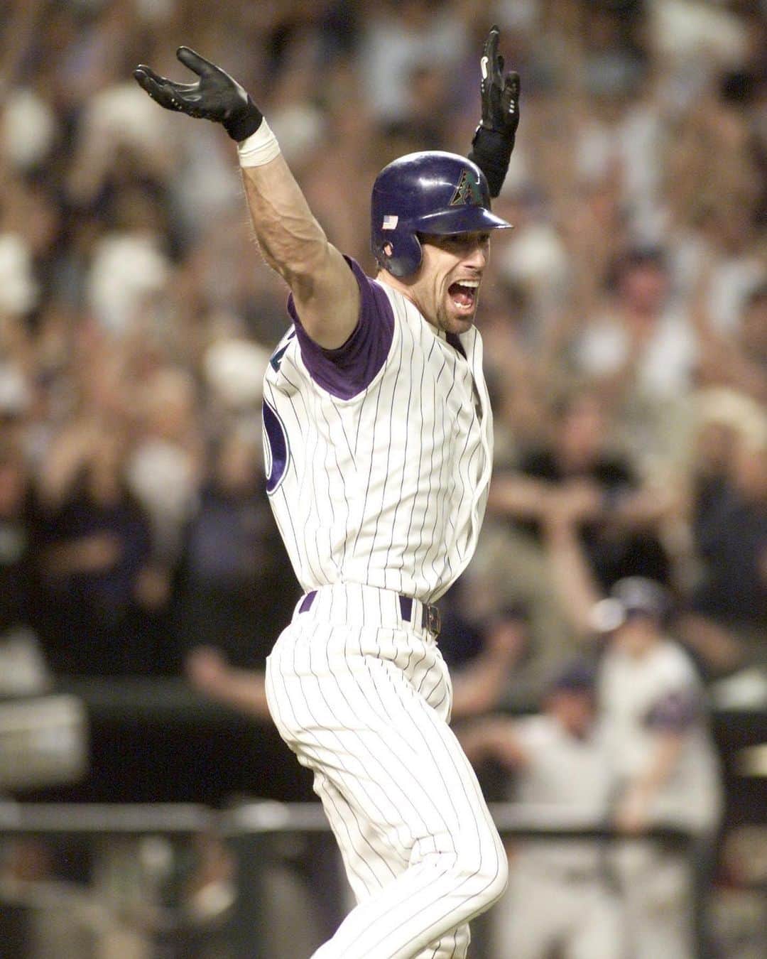 MLBさんのインスタグラム写真 - (MLBInstagram)「OTD in 2001, #WorldSeries Game 7, Luis Gonzalez of the @Dbacks was facing the best closer of all time.   The rest is history.」11月5日 7時15分 - mlb