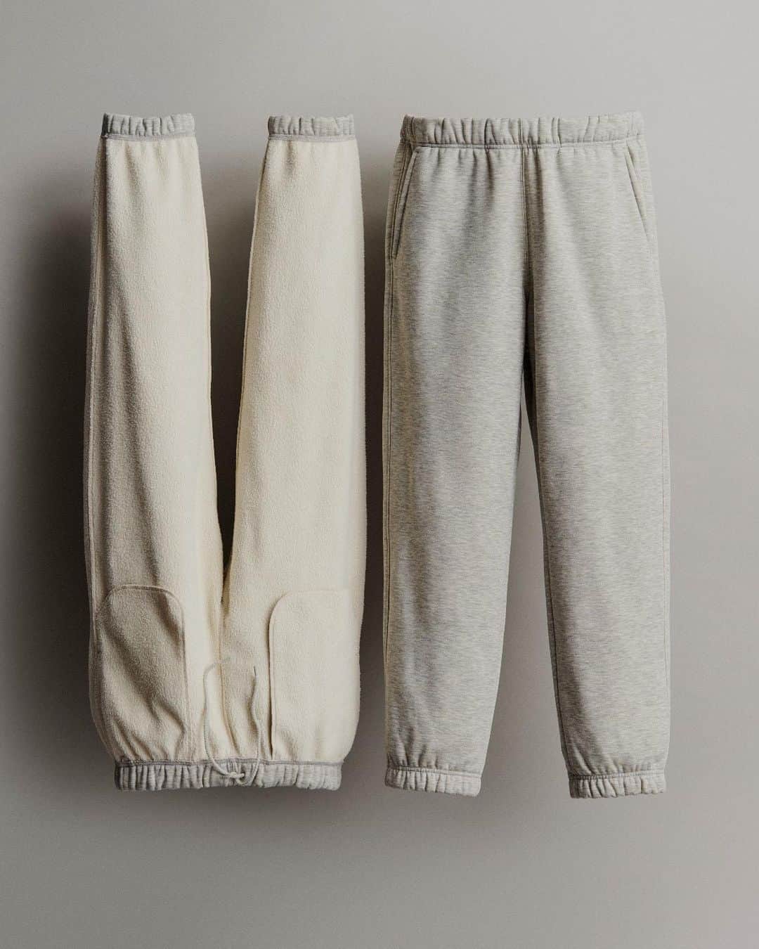 uniqlousaのインスタグラム：「These sweatpants take warmth seriously ☕️   The moisture-absorbing, heat-retaining outer HEATTECH fabric blends with the soft and warm long-pile fleece lining to create the perfect pair.  Find yours in stores + online  #Uniqlo #Uniqlousa」