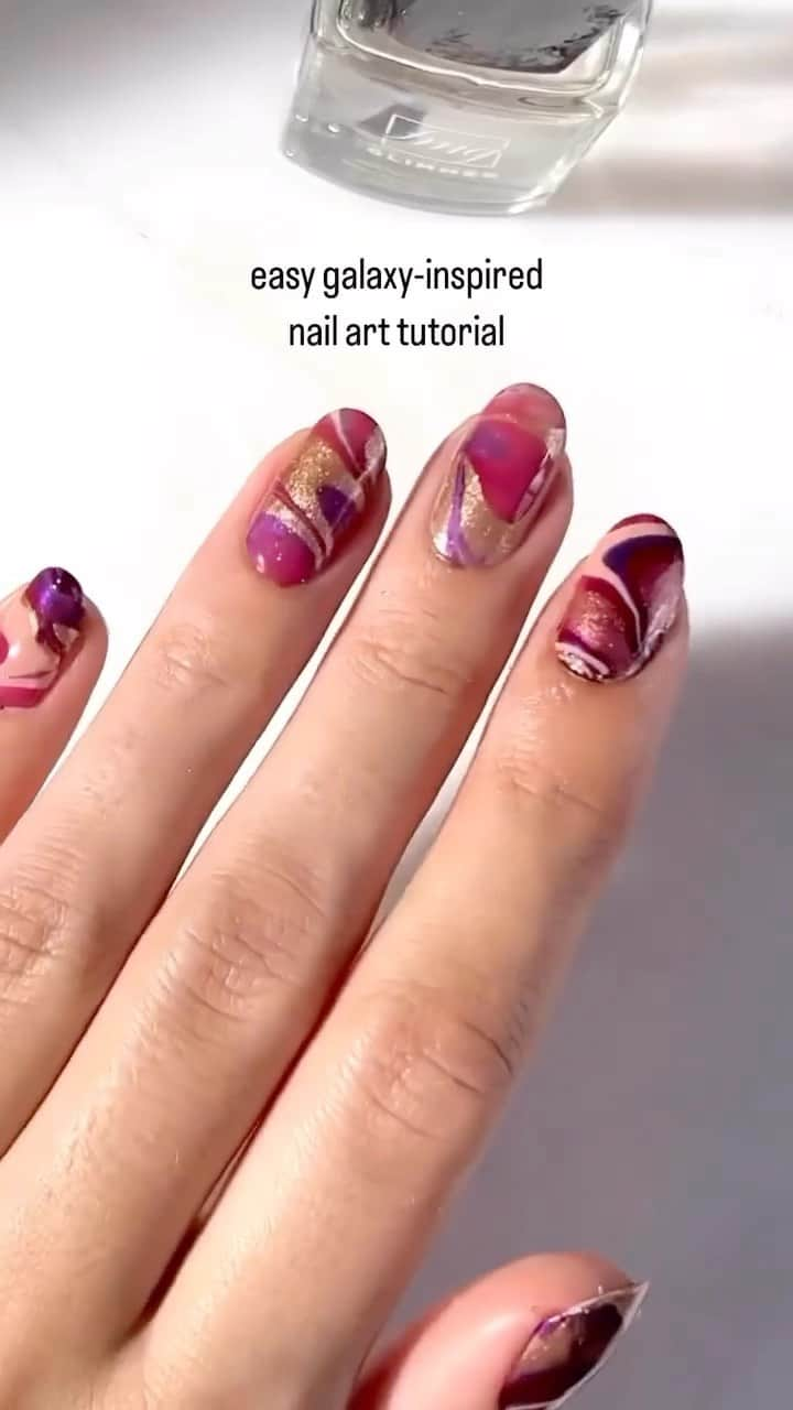 エイボンのインスタグラム：「Easy at-home nail art perfect for the holidays! Would you give this a try? 🤩   #avoninsider #manicure #nailcolor #nailproducts #nails #nailart #nailartdesign #diynails #diynailart #diynailsathome」