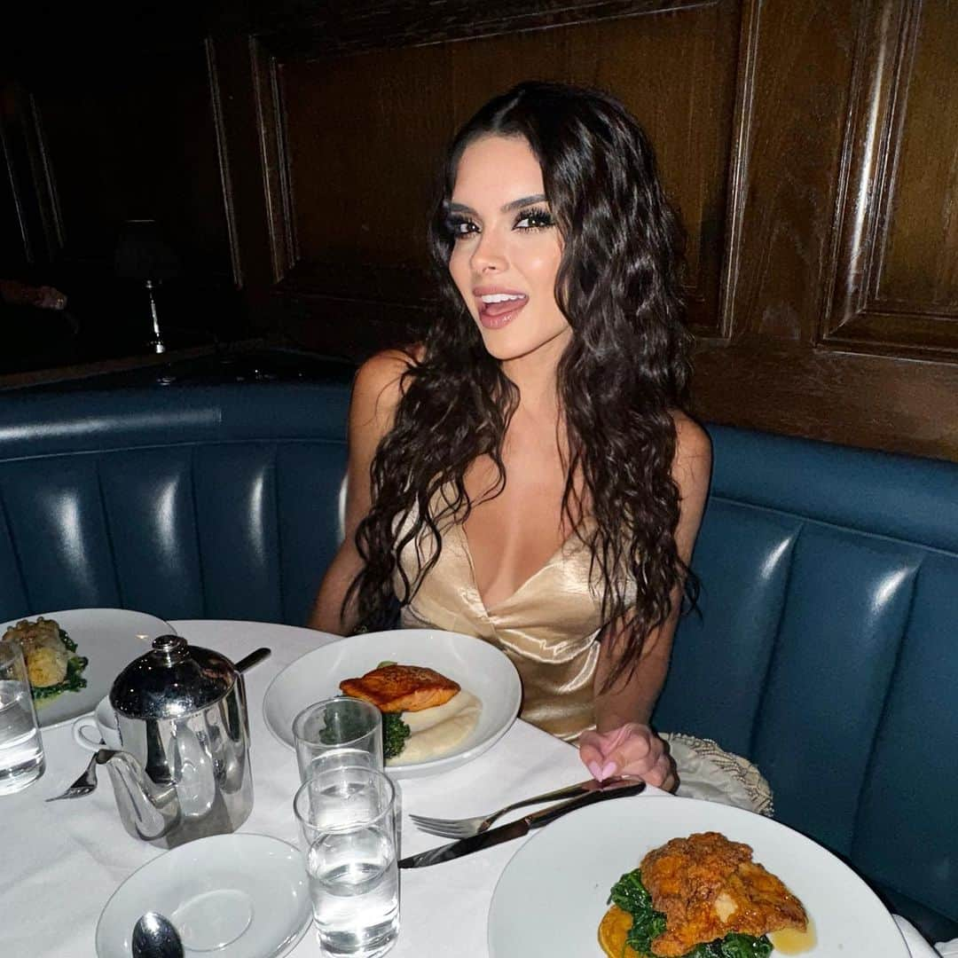 パオラ・ポーリンのインスタグラム：「Thank you to my besties for this surprise dinner and @craigsla for treating me like a princess 👸 thank you everyone for all the gifts and messages 🖤🖤 besos love you all! Happiest birthday to me !! 🥳 🥰 @wiljjacksonactor @sebastianechavarria @cassiostoltz @menezescaio @saloncassio  - Hair by @cassiostoltz @menezescaio @saloncassio  - Make up by @nunelll」