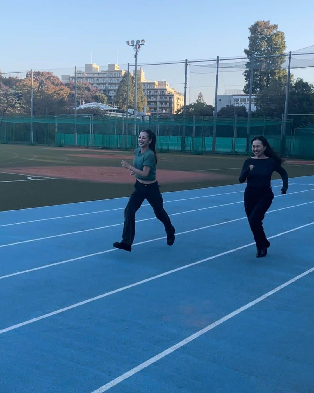 木下ココさんのインスタグラム写真 - (木下ココInstagram)「大グラでゆうとダッシュ🫶💨 ・ 昔は砂埃がすごくて、髪がきしきしになるのが嫌だったグラウンドにブルーの可愛いトラックが出来てた🤭🎾 ・ ・ ・ ・ #青春 #笑顔 #ポートレイト #成城 #同級生 #友達 #木下ココ」11月5日 12時47分 - cocot_chan