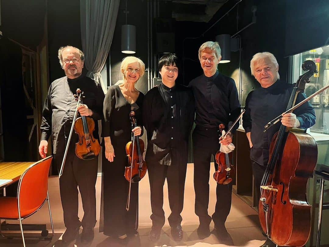 藤田真央さんのインスタグラム写真 - (藤田真央Instagram)「It was a truly incredible experiences to play with the legendary Hagen quartet!   調和を極めすぎた音がしました。  #schumann #piano #quintet #with #hagen #quartet」11月5日 12時47分 - maofujita_piano