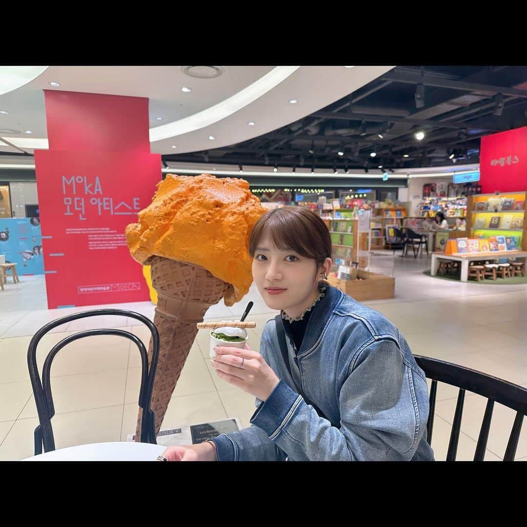 若月佑美さんのインスタグラム写真 - (若月佑美Instagram)「. 真夏と韓国行ってきました☺︎！ 実は、真夏とは初旅✈️ . ぎゅうぎゅうに詰め込んだ弾丸過ぎる旅でしたが、 回りたい場所沢山回れて、買いたいものも食べたいものも 食べれたから最高でした。 . 終わりの方はずっとMBTIの話をしてたなぁ。笑 (韓国にMBTIのおみくじみたいなのがあって。流行ってるのかな？) . 韓国の証明写真的? 인생네컷？名前分かんないんだけど、 それも撮ったので 動画と共にまた次の投稿に載せますね！！ . 真夏にはいつも感謝です。ありがとう。 . 続く . #韓国旅行  #한국  #秋元真夏  #若月佑美」11月5日 12時48分 - yumi_wakatsuki_official