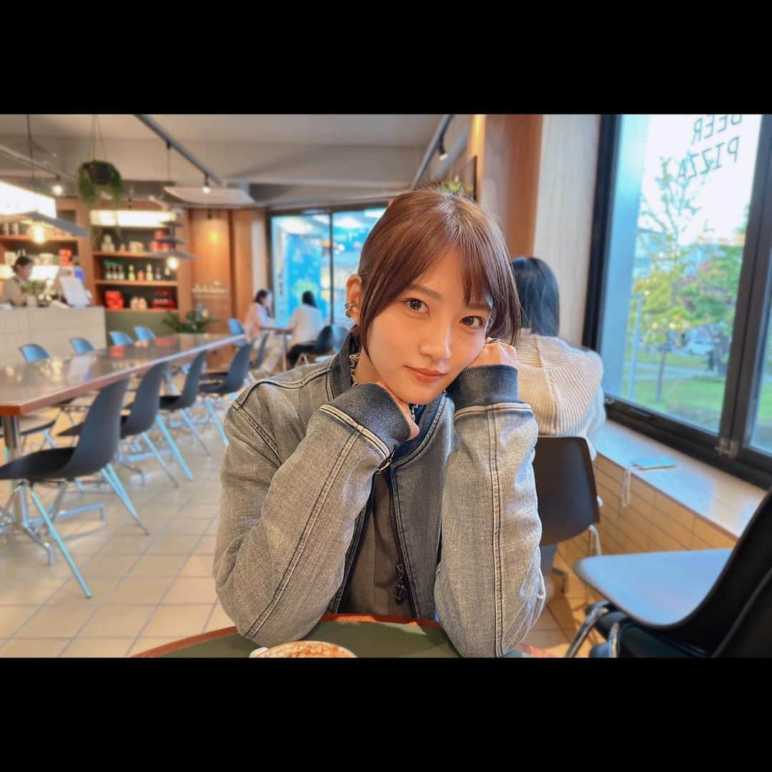 若月佑美さんのインスタグラム写真 - (若月佑美Instagram)「. 真夏と韓国行ってきました☺︎！ 実は、真夏とは初旅✈️ . ぎゅうぎゅうに詰め込んだ弾丸過ぎる旅でしたが、 回りたい場所沢山回れて、買いたいものも食べたいものも 食べれたから最高でした。 . 終わりの方はずっとMBTIの話をしてたなぁ。笑 (韓国にMBTIのおみくじみたいなのがあって。流行ってるのかな？) . 韓国の証明写真的? 인생네컷？名前分かんないんだけど、 それも撮ったので 動画と共にまた次の投稿に載せますね！！ . 真夏にはいつも感謝です。ありがとう。 . 続く . #韓国旅行  #한국  #秋元真夏  #若月佑美」11月5日 12時48分 - yumi_wakatsuki_official