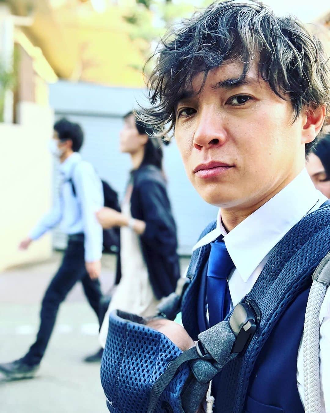 林ゆうきさんのインスタグラム写真 - (林ゆうきInstagram)「普段はタンクトップおじさんですが、 昨日はとある面接で 久しぶりにスーツ着ました。  つかれた〜。  ＃ネクタイ装着に15分かかった ＃防弾チョッキ的なものを付けている」11月5日 12時48分 - yukihayashi1231