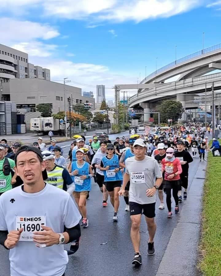 run+のインスタグラム：「#横浜マラソン 動画 Pic 1 ほっしー @nosportsnolifehossy Pic2  駒田さん@hirokikomada Pic3 ゴール前 いっちゃん  応援とボラと素敵な大会に感謝 誰もが誰かの #ランドマーク🎈 には続きがある 走るあなたの #ランドマーク🎈 #共走 で繋ぐ走る楽しさ #一走一層 また次の機会にいかせるよう頑張ります🙋🏻‍♀️  #PB更新 サブ425への道 サブ4への道 サブ375への道 サブ35への道 #サブ4 #サブ375 いつかは #サブ35 #サブ45 #サブ5 #サブ6  #完走サポーター #完走サポート 目指せ #完走 #ハシリマシタグラム ハシリマスタグラム マラソン部  #横浜マラソン #横浜を走る世界が変わる  いまわたしができること runのために今できること 走れるって幸せ 走れるって当たり前じゃない 走るを楽しむ  ラン ランニング RUNNING ランナー runner  #ハシリマシタグラム ハシリマスタグラム マラソン部  #ランニング好きな人と繋がりたい #ランナーさんと繋がりたい  RunForSmile Runday RunLovesLife runstagram #走る楽しさ広げ隊 @runplus aday EveryDaySpecial instadaily」