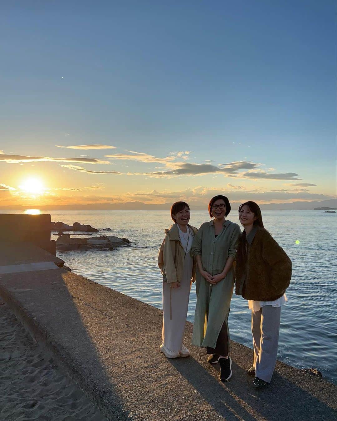 Hiroe Hiranoさんのインスタグラム写真 - (Hiroe HiranoInstagram)「葉山に、平野三姉妹が集合🩵 それぞれの旦那様や甥っ子くんたちも。  うちのテラスでホームパーティ。 海で家族写真撮影を。 なんとも、しあわせな時間を過ごしました✨　  みんな来てくれてありがとう✨ それぞれ魅力があるリスペクトしている 妹２人たちとのショット📷  ファミリー用カードのビジュアルも撮れた感じ😆🩵 美しいサンセットをみんなで見ました。  いただいた手作りチーズを添えたサラダ🥗 麹につけたグリンチキン🍗好評でした。 ピザやケーキ食べて、カードゲームしてワイワイ🎵  今月も海外からファミリーや友達が集まるので楽しみ🇺🇸✈️ 日本を楽しんでもらいたいので、いろんな企画を考え中✨  産褥期間を、そろそろ終える頃。  息子の成長は、宝石のような日々。楽しんでます💎  素敵な週末を🌳🌳  #mywellbeing #マイウェルビーイング #family #家族」11月5日 12時51分 - hiroe_hirano