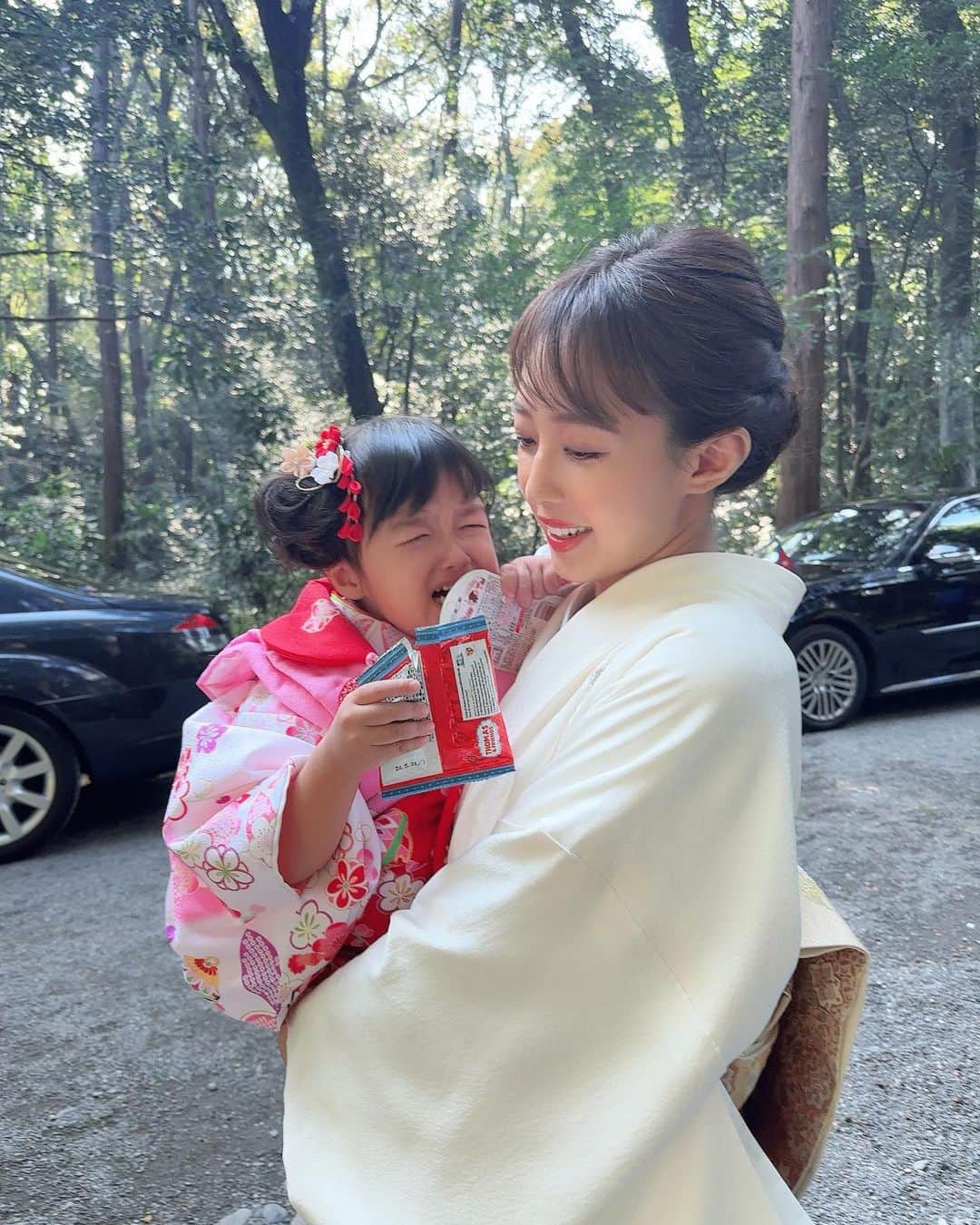 川崎希のインスタグラム：「七五三👘💕  うちはと〜っても大変だったよ😂笑  まず着物着れるかな？ ヘアセットいやがらないかな？が第一関門で  そこまでは大丈夫🙆‍♀️でホッとしたら  やっぱり参拝する時には泣いちゃったり  3歳の七五三は本当に修行🧘‍♀️かと思うほどアレクも私も半べそ状態になるくらい大変でございました🫣  参拝前にsister大泣き＆ 参拝後の帰り道は自分たちが車を停めた駐車場の場所がわからなくて駐車場探しに着物＋抱っこで1時間歩き、、、  もぉ〜体力振り絞ってがんばりました👣←駐車場ちゃんと覚えてないのがいけないんだけどさ笑  sisterは絶対草履を脱ぎたくないから ちょっとでも脱げると泣いちゃう＆抱っこ中もすぐ取れるから何回も履かせるの大変だったのよ〜👧🏻←30回以上履かせ直してるはず  sisterもこんなちっちゃいのにお着物着て長い時間過ごして 本当によくがんばりました💮  なんだかんだ うちの七五三はと〜っても大変だったけど  結果やってよかったよ‼️  大変なことも家族で乗り越えて、大きくなろうね〜と思える行事となりました💕  sisterの可愛い着物姿が見れてよかった🥰🥰🥰  3歳おめでとう〜💗💗💗  #七五三　#七五三3歳  #七五三ママコーデ」
