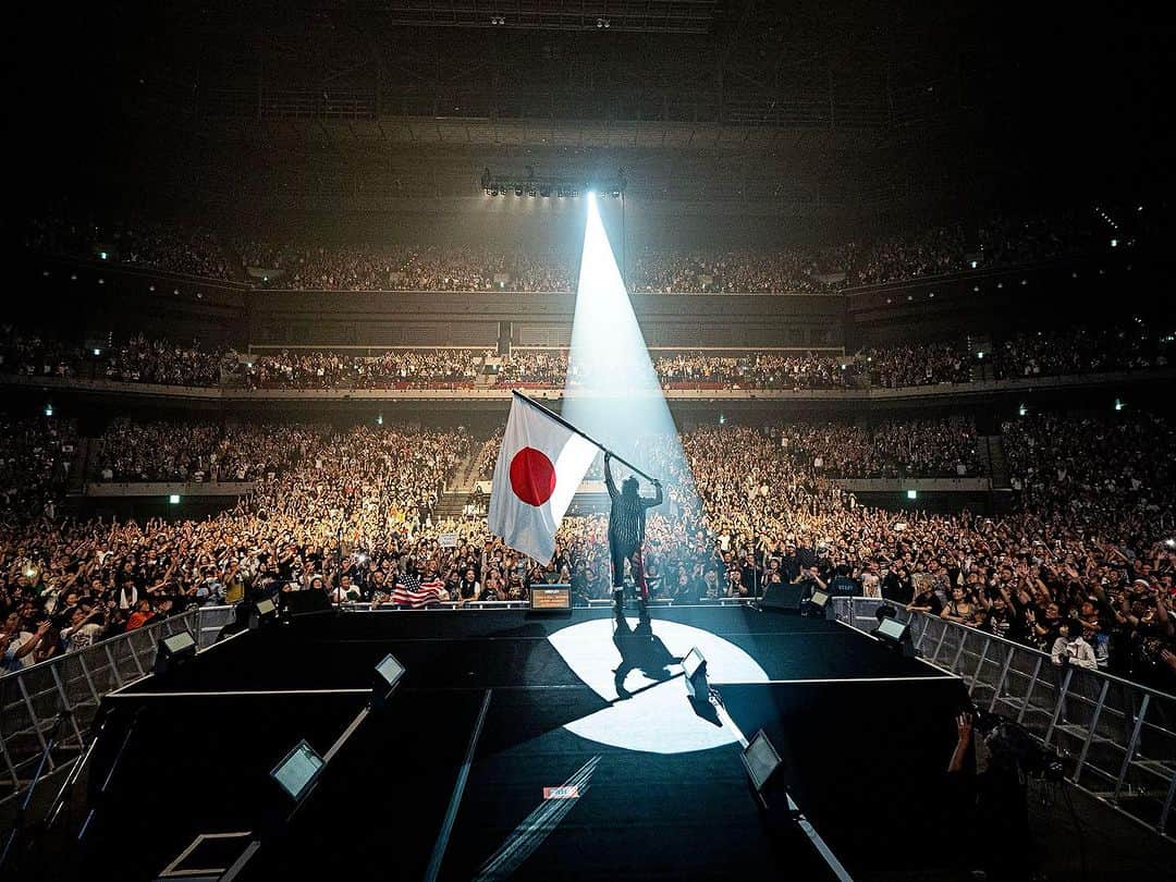 ニッキー・シックスのインスタグラム：「Thank you Japan for welcoming us back…First time we were here was in 1985.So many amazing memories.  私たちはあなたを愛してます ♥️🇯🇵❤️ foto by @rosshalfin」