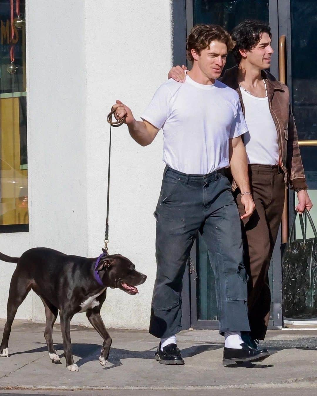 Just Jaredさんのインスタグラム写真 - (Just JaredInstagram)「Joe Jonas reunited with his “Devotion” co-star, Spencer Neville during down time in Los Feliz this week. We’ve got more pics of the well-dressed stars over at JustJared.com! #JoeJonas #SpencerNeville Photos: Backgrid」11月5日 7時30分 - justjared