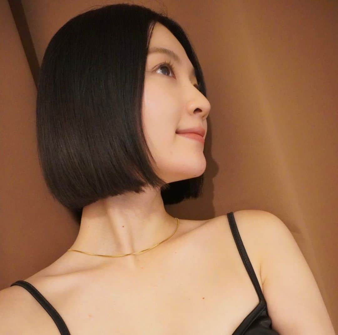 神谷由香のインスタグラム：「"new hairstyle"  ロンドンでモデルの仕事の関係で髪を黒にしました ! この機会にずっとしたかった黒髪ショートボブに !  私はとーっても気に入ってます !!  どうかなどうかな？？？  みんなの感想聞かせてください☺︎  首元がスースーします🌬  #bobhaircut #shorthair  #london #ショートボブ #ボブ」