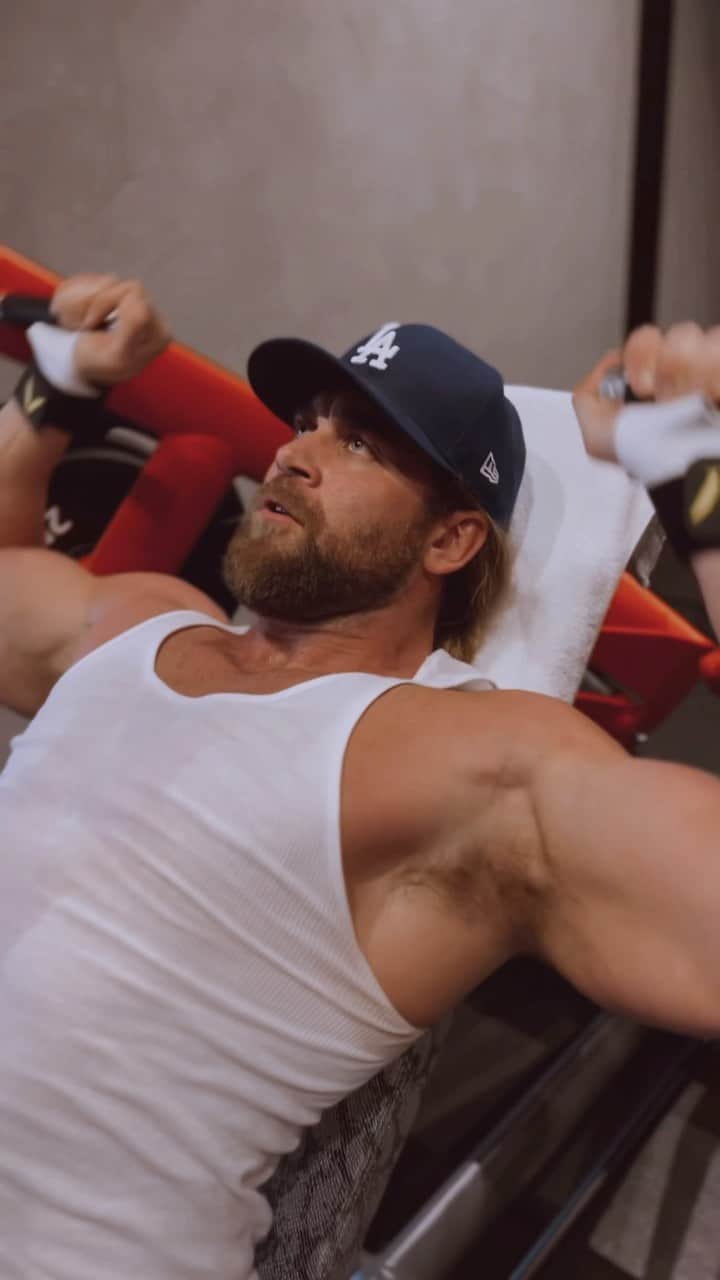 モデル、ブロック・オハーンのインスタグラム：「Try this on your next shoulder day 🤙🏽  Have a great weekend everyone 🙌🏽」