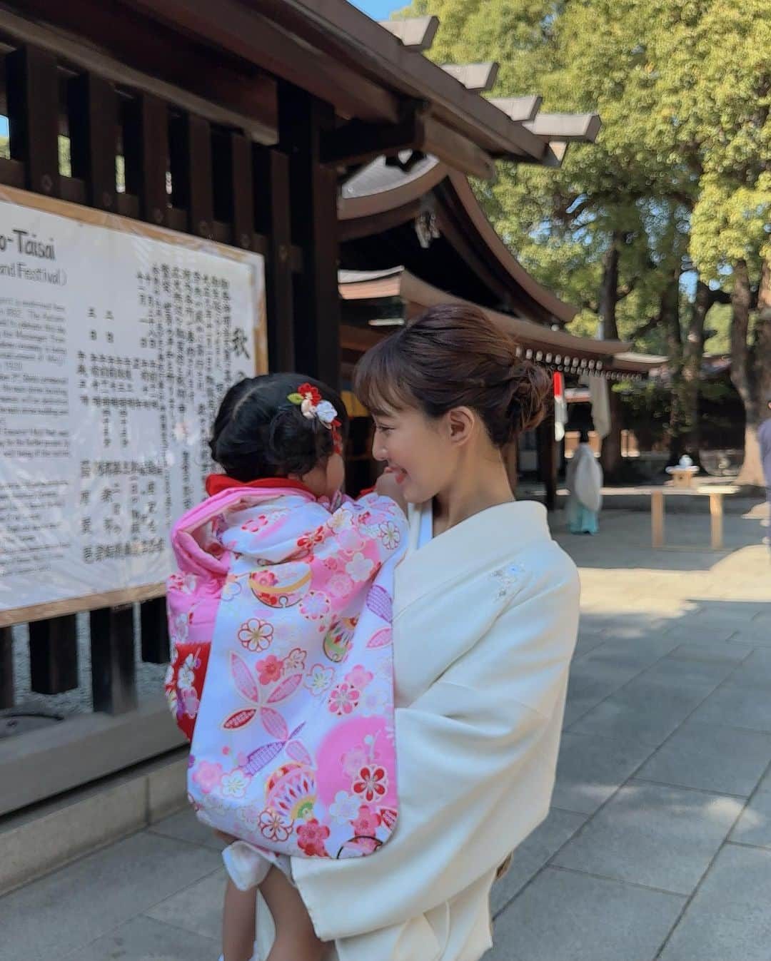 川崎希さんのインスタグラム写真 - (川崎希Instagram)「七五三👘💕  うちはと〜っても大変だったよ😂笑  まず着物着れるかな？ ヘアセットいやがらないかな？が第一関門で  そこまでは大丈夫🙆‍♀️でホッとしたら  やっぱり参拝する時には泣いちゃったり  3歳の七五三は本当に修行🧘‍♀️かと思うほどアレクも私も半べそ状態になるくらい大変でございました🫣  参拝前にsister大泣き＆ 参拝後の帰り道は自分たちが車を停めた駐車場の場所がわからなくて駐車場探しに着物＋抱っこで1時間歩き、、、  もぉ〜体力振り絞ってがんばりました👣←駐車場ちゃんと覚えてないのがいけないんだけどさ笑  sisterは絶対草履を脱ぎたくないから ちょっとでも脱げると泣いちゃう＆抱っこ中もすぐ取れるから何回も履かせるの大変だったのよ〜👧🏻←30回以上履かせ直してるはず  sisterもこんなちっちゃいのにお着物着て長い時間過ごして 本当によくがんばりました💮  なんだかんだ うちの七五三はと〜っても大変だったけど  結果やってよかったよ‼️  大変なことも家族で乗り越えて、大きくなろうね〜と思える行事となりました💕  sisterの可愛い着物姿が見れてよかった🥰🥰🥰  3歳おめでとう〜💗💗💗  #七五三　#七五三3歳  #七五三ママコーデ」11月5日 7時29分 - kawasakinozomi