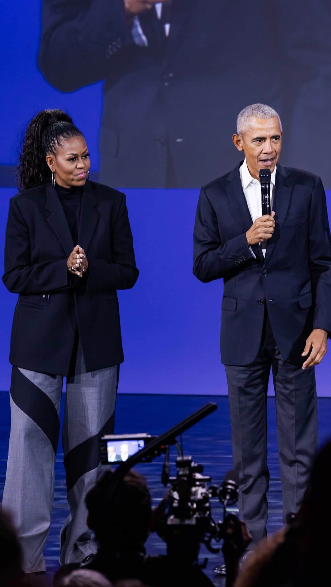 Barack Obamaのインスタグラム：「15 years ago today, I asked you to believe in the change we could create together—and you did. I’m so proud of our Obama alumni, many of whom we saw this week, for carrying that mission forward.」