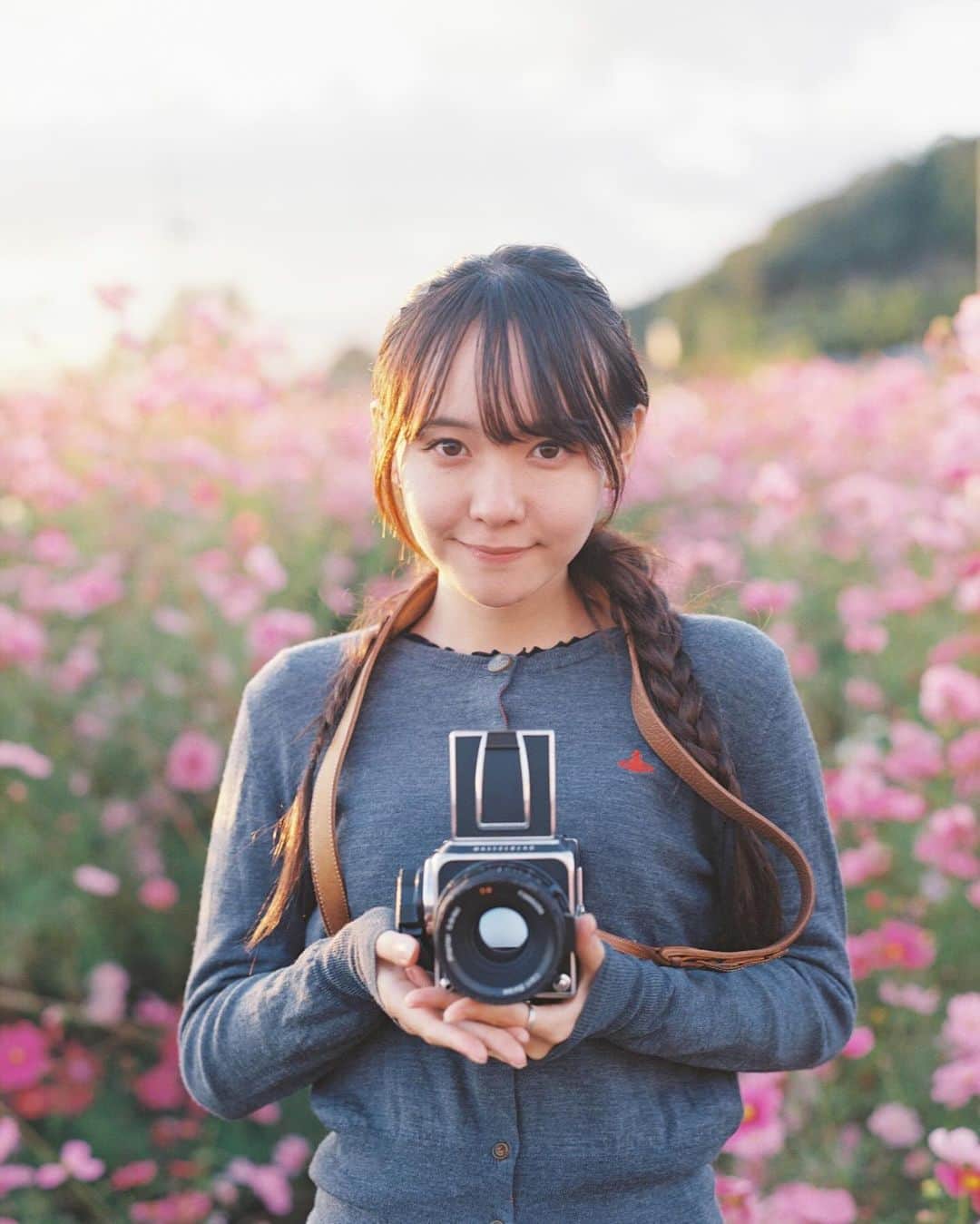 Masaのインスタグラム：「.  ▶︎▶︎▶︎ Swipe  1：Pentax6x7  Super Takumar 105mm F2.4 #lomo400 #ヤマプリ  2-3：Fujifilm X-Pro2  この日は両方にフィルム入れてたので、ハッセル 構えをバケペンで📸  最近、晴れ予報でもずっと霞んでます。 なんやろ？  撮影日 : 2023年10月28日  #まさペン#ヤマプリ #pentax6x7 #pentax67 #バケペン #中判フィルム #film #filmcamera #filmphotography #フィルム #フィルムカメラ#フィルム写真 #igersjp #portrait #ポートレート #filmisnotdead #滋賀 #shiga #cosmos #コスモス #夕焼け #sunset」