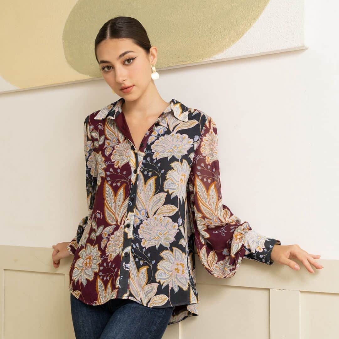 ユミキムのインスタグラム：「Transform your daily style with this stunning printed top, perfect for any upcoming activities. Shop the Victoria Top, available online now.  #falltop #fallprints #floraltop」