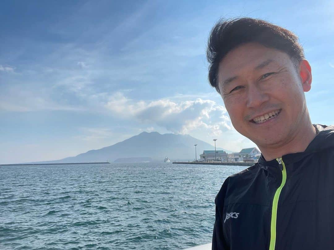 下山英哉のインスタグラム：「爽快☀️ ホームコースをRUN！  最高気温は26.1度☺️  #run #running  #kagoshima #桜島 #sakurajima  #天文館 #北埠頭」