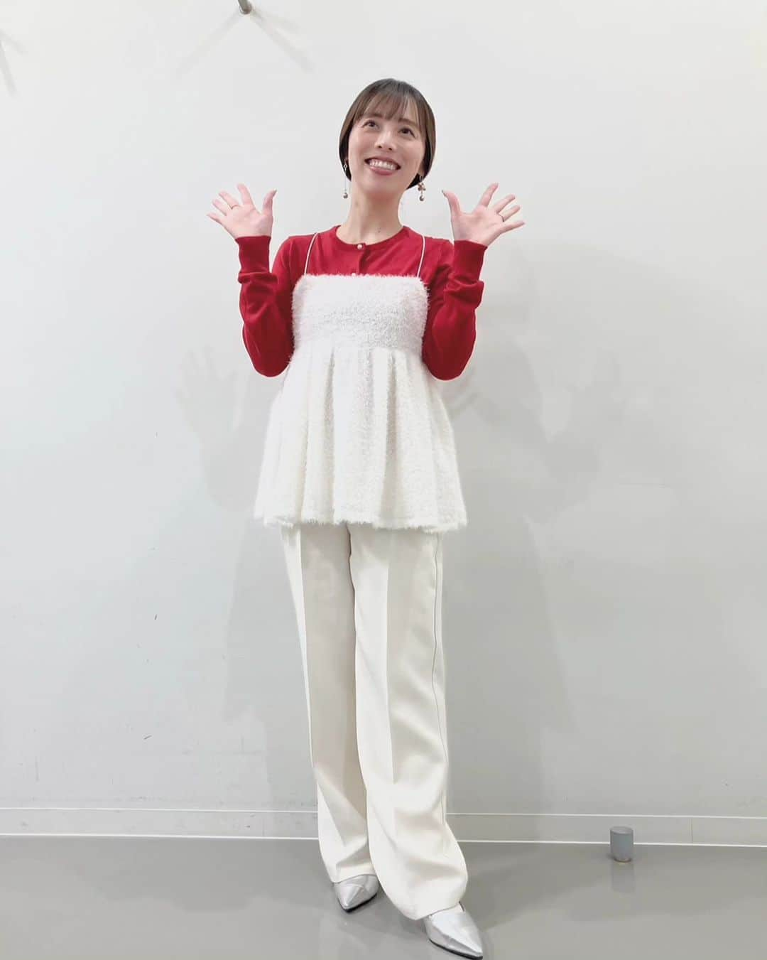 和泉杏のインスタグラム：「先日の衣装です🥰  かわいい😍  クリスマスって感じですね〜😍😍  👚キャミソール w closet  @wclosetwearsinc  👖パンツ Re:EDIT  @reedit_official  来週も出させて頂きますので、宜しくお願いします🤗  女神のマルシェ 日本テレビ 10:25〜10:55  #女神のマルシェ #イトーヨーカドー #イトーヨーカドーネット通販 #日本テレビ #クリスマス #xmas #christmas」