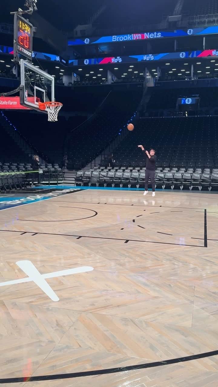 KAWSONEのインスタグラム：「Warming up with @kerrypaul_jkp ! (If you shoot enough video you eventually get one in) @brooklynnets #KAWS」
