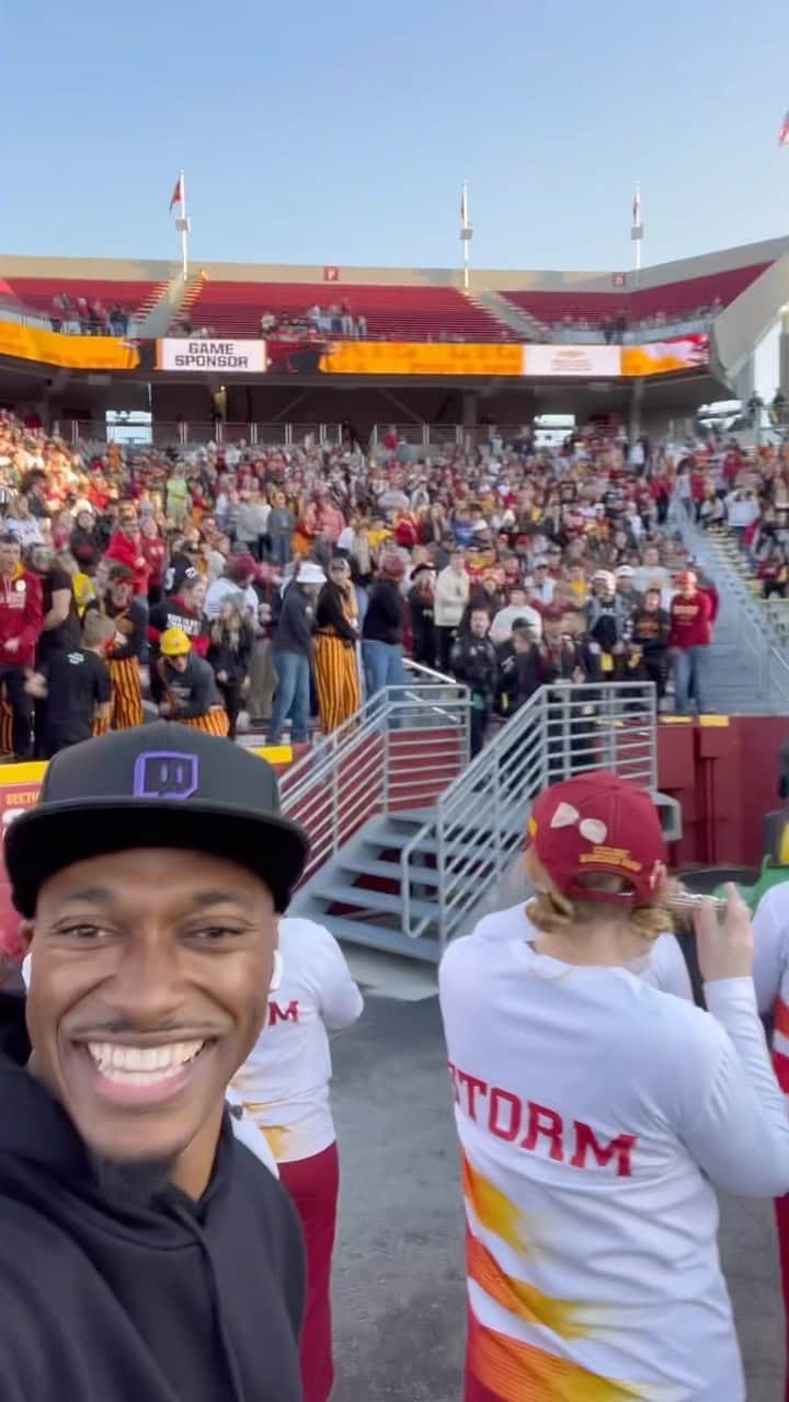 ロバート・グリフィン3世のインスタグラム：「IT’S ALL BLACK EVERYTHING at HOMECOMING in Ames, Iowa TONIGHT. #21 @kufootball  takes on @cyclonefb so tune in on @espn at 7pm ET. Come kick it with @mikemonaco_ , @krisbudden and myself talking ball and having fun 🏈. Night game in Ames? ITS ABOUT TO GO DOWN.」