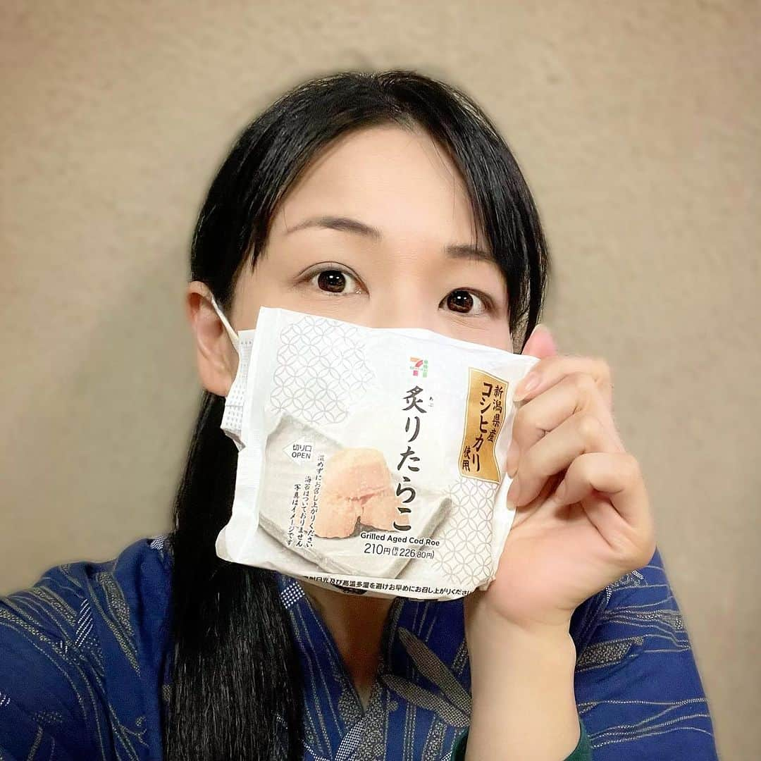 田中香子のインスタグラム：「おはおにぎり。 きのうのおにぎり。 稽古場おにぎり。  魚卵が好きすぎるー。 ギョラン・ギョラン。 (デュラン・デュランぽく言ってみた)  #OnigiriAction #セブンのおにぎり この投稿でアフリカ・アジアのこどもたちに給食が届きます。In this post, school lunch will be donated to children in Africa and Asia.」