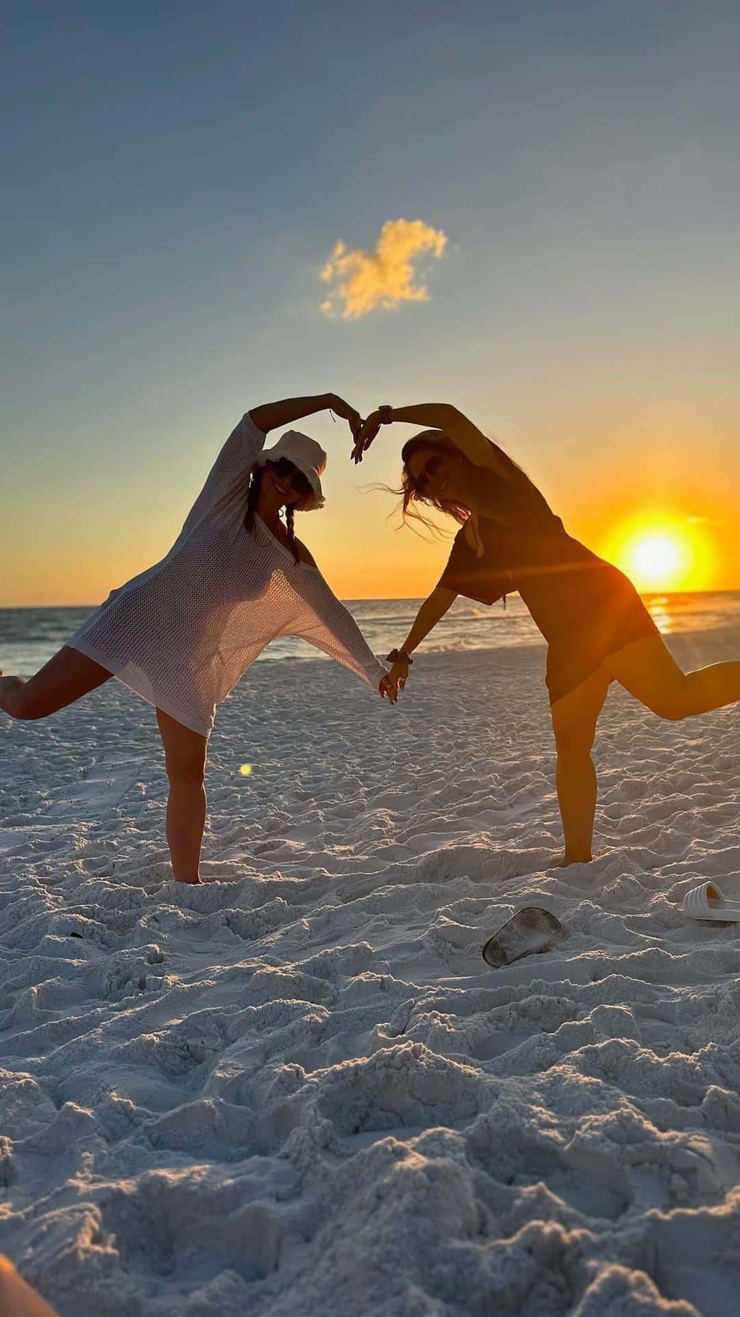 Tracy and Stefanieのインスタグラム：「We spent the week in Miramar Beach at Miramar Paradise house! It was the perfect fall break getaway for our fam and we had the best time! Shoutout to @360_blue for hosting us! If you want to book Miramar Paradise house for the holidays (which you totally should) the link with info is in our bio!  #travelon360 #360blue」