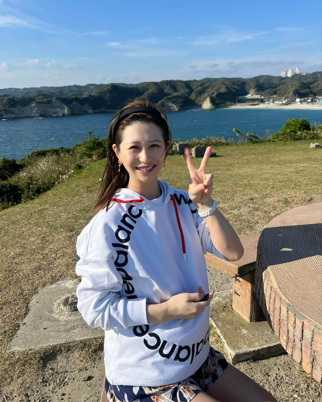 倉松里奈のインスタグラム：「Good morning🤙 こちら千葉Hawaiiからです🤭  3連休は 千葉に3泊お泊り旅行✈️嬉しい〜♡ . 日本のHawaiiって言われてるらしい🤭（？） . 御宿の観光で 沢山登って下って運動できて 気持ちよかった〜🍖♡ . #ハイキング好きな人と繋がりたい  . #ニューバランス #newbalance  #newbalance好きな人と繋がりたい #担々麺 #千葉 #千葉旅行 #御宿 #千葉観光 #鐘 #幸せの鐘 #鵜原理想郷 #手弱女平の鐘 #BBQ #妊娠9ヶ月 #マタニティーライフ」