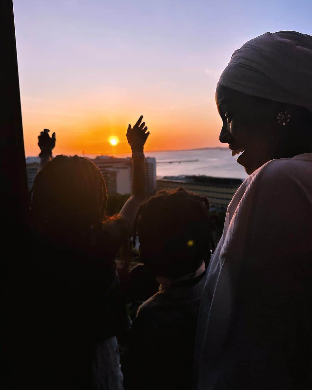 Bruno Gagliassoのインスタグラム：「Obrigado Salvador. Como é bom estar aqui com meus filhos mais velhos! Teve amor, mãe do Pantera Negra, matamos saudades dos amigos, fizemos novos, respiramos arte, vimos a mulher rei…. Foi lindo, e o mais importante, meus filhos se viam em cada canto da cidade. A Bahia é negra, salvador é a capital afro, novembro é Salvador ❤️🙏🏽 obrigado!」