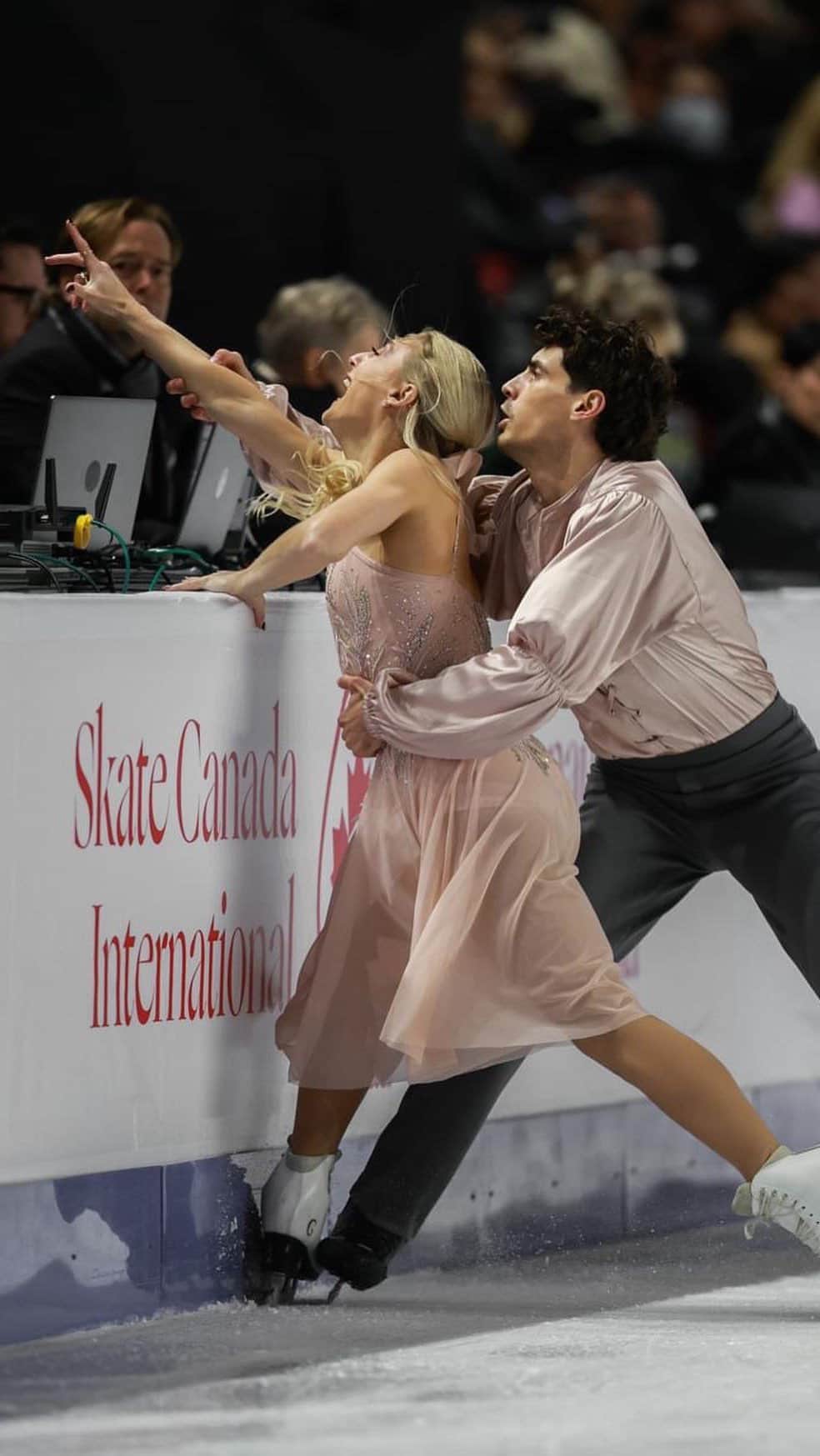 パイパー・ギレスのインスタグラム：「Looking forward to telling this story next week in China! ✨ - - - #skating #icedance #figureskating #iceskating #cupofchina #teamcanada #athletes #skatecanada #isu #isufigureskating #storytelling #storytellers #wutheringheights #artonice」