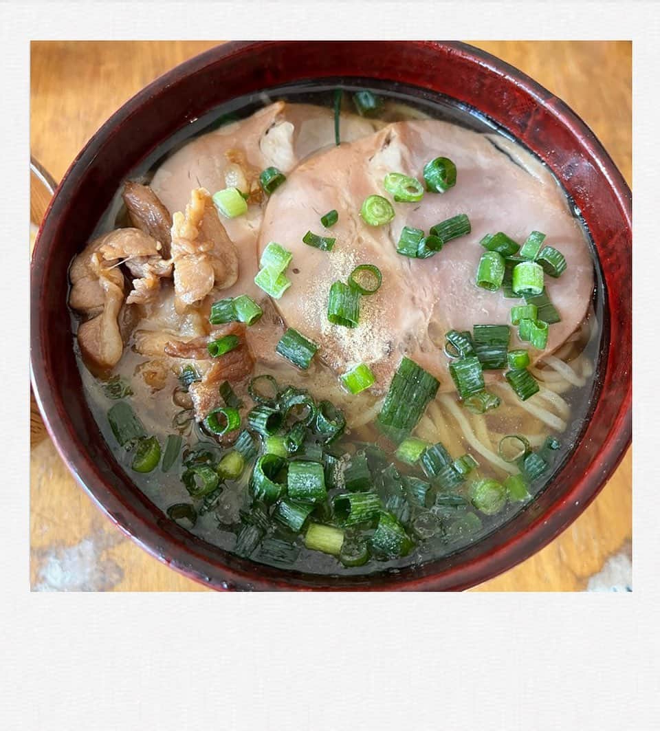 かせきさいだぁのインスタグラム：「先日子供たち6人に作った質素亭ラーメン❤️ちなみにコレは大人用〜子供はこの半分に、トッピングは自由にしました〜❤️ #質素亭 #しっそ亭」