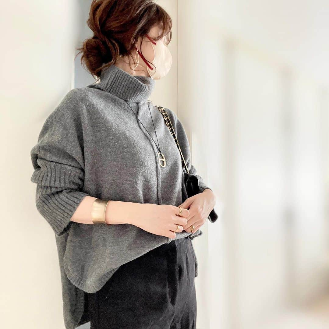 meiさんのインスタグラム写真 - (meiInstagram)「. チクチクしないオフタートルニット🧶 後ろが長めだから気になるお尻周りもカバーしてくれるのが嬉しい♡ 首周りもピタッとしてないオフタートルだから苦しくないよ デニムやスカート、ワイドパンツどれでも合うから着回し力抜群✨  📣11月5日 10:00 - 11月10日 09:59まで 「SNS限定」シークレットクーポン利用で 通常4,980円のところ、 50％OFF→2,480円（送料無料）  @kirakirashop_kg  . . . #PR  #locari #プチプラコーデ #ミディアムヘア#高身長女子  #fashion  #ロングヘア#アラフォーコーデ  #きれいめコーデ #ママコーデ #きれいめ #きれいめカジュアル  #ootd #大人コーデ #秋コーデ  #お団子ヘア」11月5日 8時22分 - mei.5.7.des