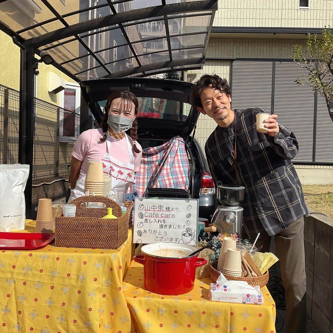 山中崇のインスタグラム：「キッサオトメさんありがとうございます☕️🚐 冷たい栗のスープ美味しいー 撮影もいよいよ大詰めに差し掛かりました。 今後の展開もどうぞお楽しみに！ #ブラックファミリア @blackfamilia_ytvdrama」