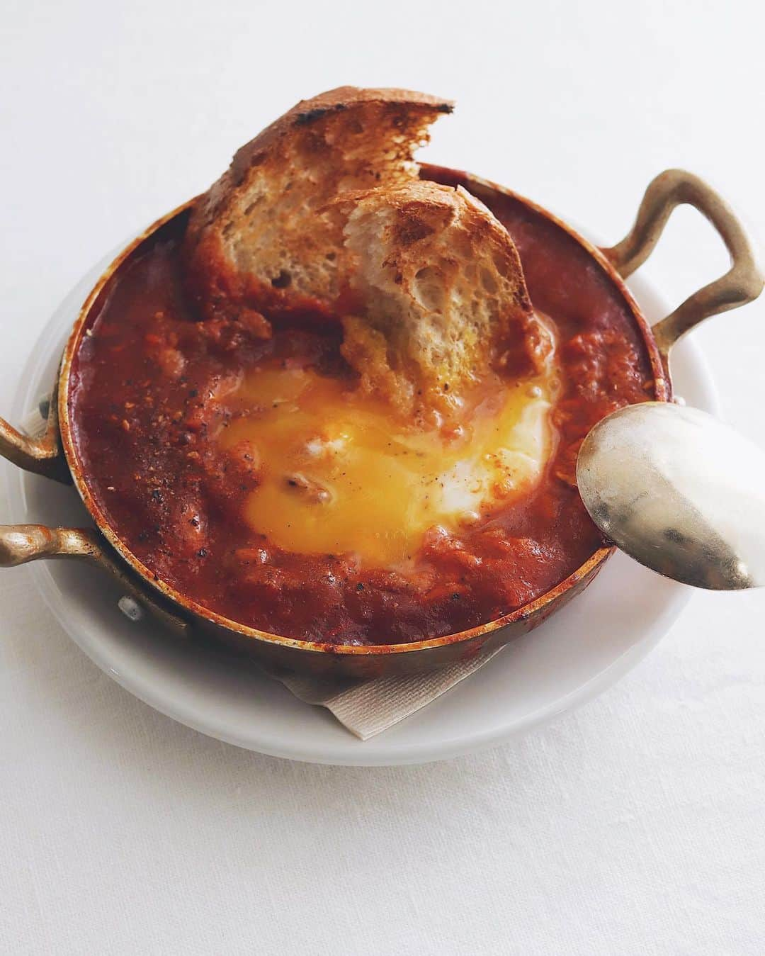 樋口正樹さんのインスタグラム写真 - (樋口正樹Instagram)「Shakshouka  今朝はシャクシュカを 残りもの活用して作成。  僅かなミートソースに 余り野菜を刻ん炒めて、 少しトマトジュースで のばして、味を整えて、 卵を落とし半熟にして、 スパイス効かせたやつ😋  . #shakshouka #シャクシュカ #バッラリーニ #朝スープ #中東料理  #石窯モーニングフランス #タカキベーカリー #שקשוקה #Ballarini」11月5日 8時25分 - higuccini