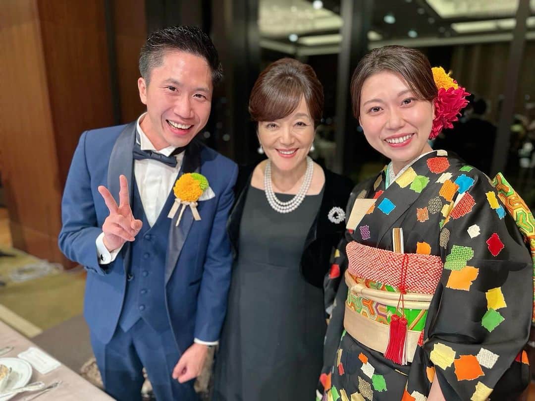 岩崎宏美のインスタグラム：「11月4日大安，素晴らしい挙式と華やかな披露宴に参加させていただきました。若いお二人の門出❤️ 子育てひと段落、ヨッコ，正さん本当におめでとう‼️そして祐希くん、彩子ちゃん末永くお幸せに❤️幸せは目に見えます。 ５年前のご長男信くんの結婚式以来だったので、完全に見内感覚.妹のバージンロードを歩く姿に号泣した信くんにも感動❗️ 挙式から披露宴，様々なシーンを撮影していたプロのカメラマン。最後にはダイジェストとして映像が流れました。素早い編集力にも感動でした。凄いなぁ〜 東京會舘のお料理も抜群で、一応わたしは卒業生❗️😛 #東京會舘 #結婚式 #」