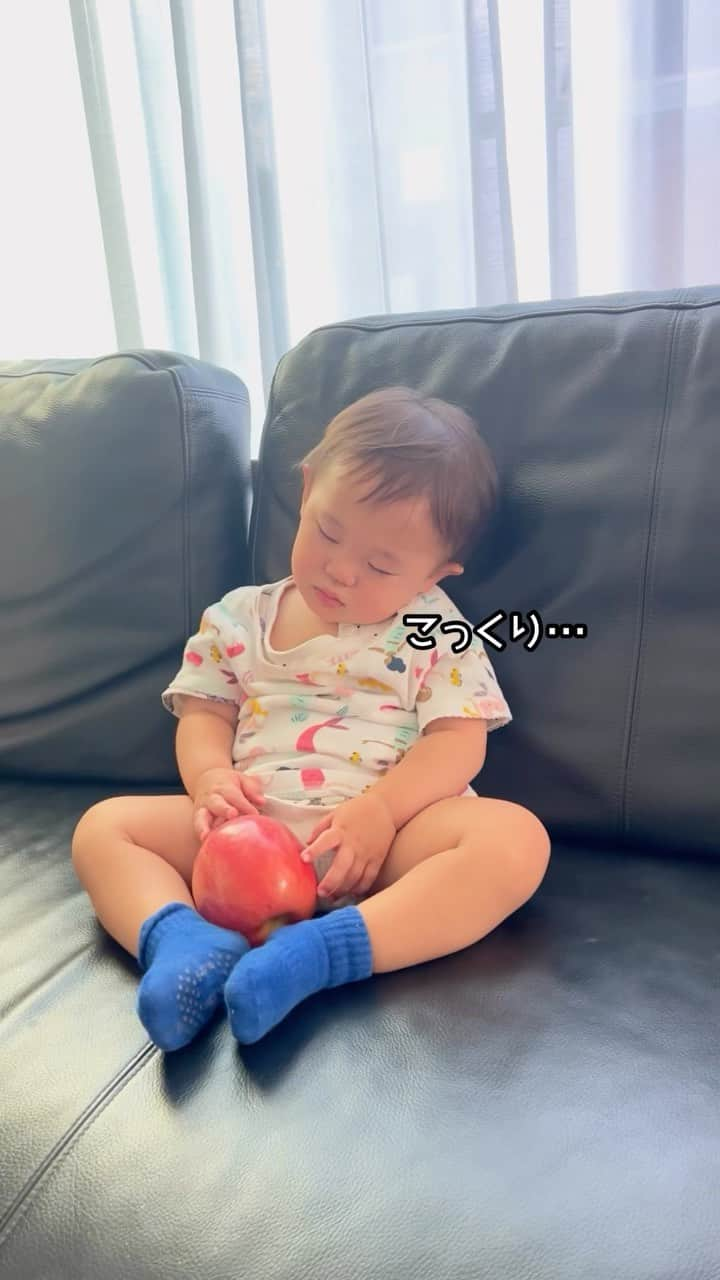 おとすずのインスタグラム：「大切な大切な りんご🍎  どんなに眠くても手放さないんだから👶🏻  #1歳７ヶ月#3月生まれ#5歳差育児」