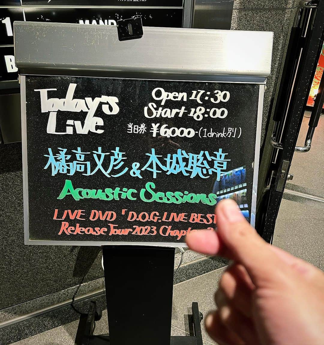 本城聡章のインスタグラム：「昨夜は #南青山MANDALA にて弾き語り🎸🎙ホームTokyo最高でした！ご来場いただきました皆さんありがとうございました😉また必ず逢いましょう〜✌️✌️  #ThankYou #橘高文彦 #FumihikoKitsutaka  #本城聡章 #ToshiakiHonjo  #DreamOnGuitars #FumihikoKitsutakaToshiakiHonjoAcousticSessions #弾き語り #筋肉少女帯 #筋少 #KingShow #Daddario #ダダリオ #kyoritsucorporation #Takamine #タカミネ #expro #iPicks #MusicWorks #zoom」