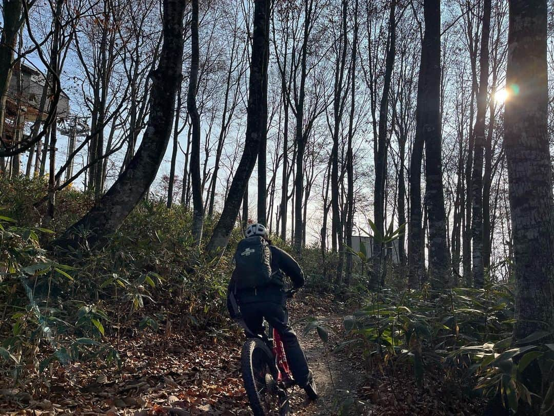 白馬岩岳スノーフィールドさんのインスタグラム写真 - (白馬岩岳スノーフィールドInstagram)「11/5(日) おはようございます。  本日も良好コンディション！🙌 シーズンも最終盤となっております。 スピードの出し過ぎにご留意の上お楽しみ下さい🤘  また本日も混雑が予想されますので山頂エリアでは接触等のないようお気をつけください。  【スキルアップクローズ】 本日、山麓スキルアップにてXCレースが行われ、これに伴いスキルアップコースがクローズとなります。 13時に大会は終了、撤収後にオープンとなります。ご了承下さい。  岩岳MTBパークオープン状況 天気: 🌤  スキルアップエリア (初級者) クローズ コンディション: ドライ  岩岳の森クロスカントリー(中級者) オープン コンディション: ドライ  マウンテンサイクリングコース(初級) ゴンドラ建設の為、今季クローズ  ヒトトキダウンヒル (初級)　※9:00～15:30 オープン コンディション: ドライ  アルプスDH(初級～中級) オープン コンディション: ドライ  カミカゼDH(上級) オープン コンディション: ドライ トップガン⑨-⑩ゴンドラ工事によりクローズ  Iwatake MTB Park Condition & Status Weather: 🌤  Skill-up Area (Beginner) Closed CONDITION: Dry  Iwatake Cross-country (Intermediate) Open CONDITION: Dry  Mountain Cycling Course (Beginner) Full season closed, due to under construction of new gondola.  Hitotoki DH (Beginner)　※9:00～15:30 Open CONDITION: Dry  Alps DH (Beginner-Intermediate) Open CONDITION: Dry  Kamikaze DH (Expert/Advanced) Open CONDITION: Dry Top gun⑨-⑩. Closed, due to new gondola construction.  詳しくは https://iwatake-mountain-resort.com/green  #iwatakemtb」11月5日 8時39分 - hakuba_iwatake